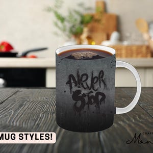 Könnte beinhalten: Eine weiße Keramiktasse gefüllt mit Kaffee, mit dem Text "Never Stop" in schwarzem Graffiti-Stil auf grauem Hintergrund. Die Tasse steht auf einem dunklen Holztisch. Das Bild enthält auch den Text "7 MUG STYLES!" und den Namen "Crafty Mandy".