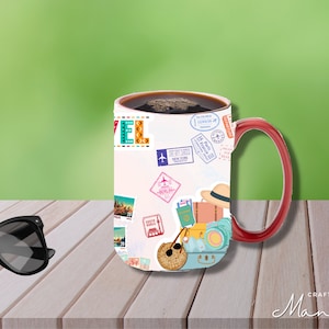 Könnte beinhalten: Weiße Keramik-Reisebecher mit rotem Henkel. Der Becher ist mit bunten Reisestickern, Briefmarken und Illustrationen von Gepäck, einem Reisepass und einem Hut verziert. Der Text "TRAVEL" ist in bunten Buchstaben auf dem Becher gedruckt.