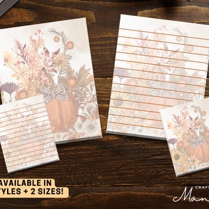 Può includere: Blocchi per appunti a tema autunnale con design a zucca e floreale. I blocchi per appunti sono disponibili in due stili e due dimensioni. L'immagine mostra i blocchi per appunti su una superficie di legno. Il testo "AVAILABLE IN 2 STYLES + 2 SIZES!" è visibile.