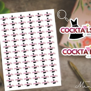 Peut inclure: Une feuille d'autocollants avec un motif répété d'icônes de robes de cocktail noires avec le texte "COCKTAILS" en rose. Il y a deux autocollants plus grands avec le texte "COCKTAILS NIGHT" en rose et une icône de verre à cocktail.