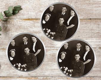 Puede incluir: Tres fotografías en blanco y negro de familias posando juntas. Las familias están vestidas con atuendos formales y sostienen ramos de flores. Las fotos están en marcos redondos con un borde plateado.