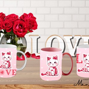 Könnte beinhalten: Drei rosa Tassen mit einem weißen Katzenmotiv und dem Wort "LOVE" in roten Buchstaben. Die Tassen haben ein rosa-weißes Punkte-Muster und ein rotes Herz. Die Tassen stehen auf einer Holzoberfläche mit einer Vase mit roten Rosen im Hintergrund.