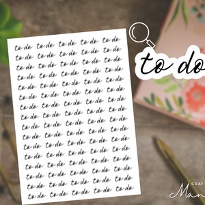 Peut inclure: Feuilles d'autocollants blancs avec l'inscription manuscrite « to do ». Les autocollants sont disposés en grille, avec la répétition du mot. Un autre autocollant avec « to do » en cursive est également visible. Un stylo est également présent.