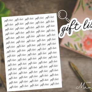 Peut inclure: Une feuille de papier blanche avec les mots "gift list" répétés en écriture cursive noire. Les mots sont disposés en grille. Une loupe et un carnet avec les mots "gift list" écrits dessus sont visibles en arrière-plan.