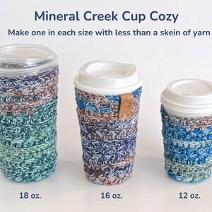 Pu&ograve; includere: Tre coppette per tazze all'uncinetto in diverse dimensioni: 18 oz, 16 oz e 12 oz. Le coppette sono realizzate con un filo blu, verde e marrone e hanno un motivo a righe.