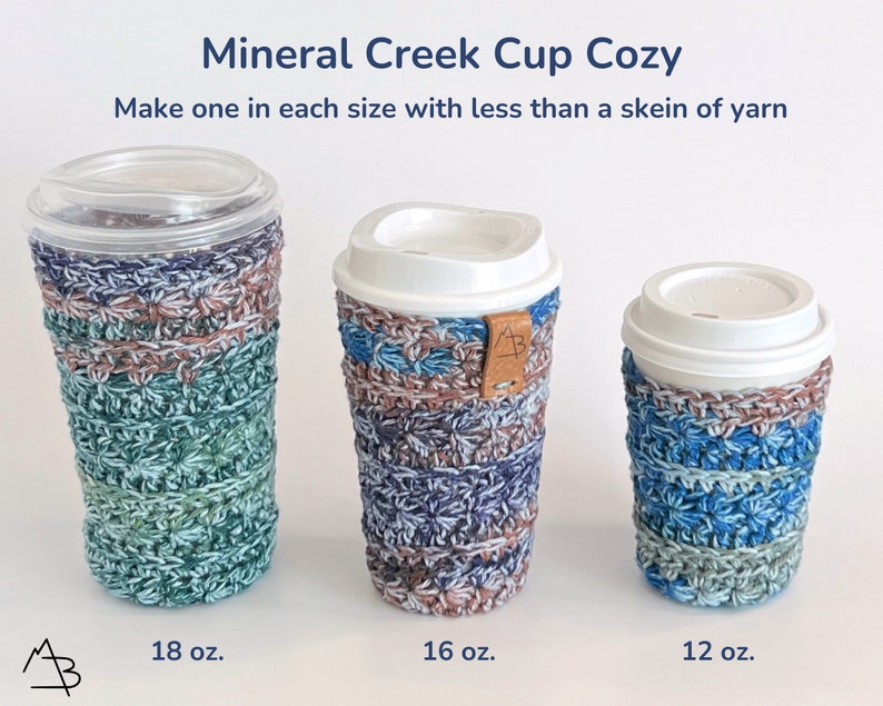 Pu&ograve; includere: Tre coppette per tazze all'uncinetto in diverse dimensioni: 18 oz, 16 oz e 12 oz. Le coppette sono realizzate con un filo blu, verde e marrone e hanno un motivo a righe.