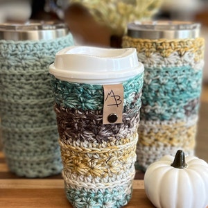 Pu&ograve; includere: Tre copertine per tazze da caff&egrave; all'uncinetto in diverse combinazioni di colori. Le copertine sono realizzate con una variet&agrave; di punti e presentano un'etichetta in pelle marrone con le lettere "MB".