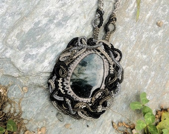 Moosachat Anhänger. Grüner Stein Anhänger. Großer Makramee Anhänger. Boho Anhänger. Moos Achat Halskette. Tribal Halskette. Grauer Anhänger