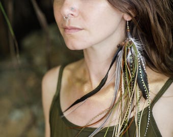 Langer Feder Mono Ohrring: Olive Grün & Braun Tribal Stil