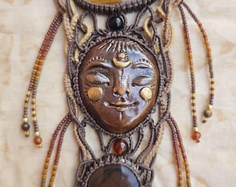Tigerauge Keramik Gesicht Anhänger: Makramee Heilung Amulett. Schamanische Halskette. Schützender Gesicht Anhänger mit Gold. Großer Schutzengel Anhänger.
