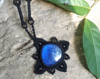 Large labradorite pendant. Large blue stone pendant. Large black pendant. Blue labradorite pendant. Elegante Black pendant with blue stone