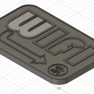 Peut inclure: Un panneau rectangulaire gris aux coins arrondis, avec le mot "WIFI" en relief, en caractères épais. Une flèche pointe vers les lettres, et un symbole Wi-Fi est dans le coin inférieur droit. Le panneau est probablement décoratif ou informatif.