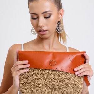 Cartera de mano de paja de ganchillo con cierre de cuero, Cartera de rafia hecha a mano, Bolsos de paja, Cartera de mano de rafia, Los mejores bolsos de mujer a la venta en línea