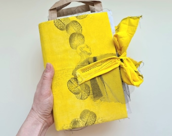 Gelbes Stoff Junk Journal, Anatomischer Atlas, Handmade Mixed Media Tagebuch