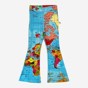 BELL BOTTOM PANTS Ausgestellte Mädchen Leggings | Süßer Onesie aus nachhaltiger Baumwolle | Dehnbar Seidig | Jogger Outfit | Buntes Design | Weltkarten Atlas