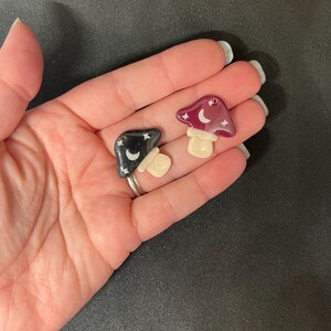 paddenstoeloorbellen - handgemaakte hangoorbellen van polymeerklei - heksachtige cottagecore-sieraden