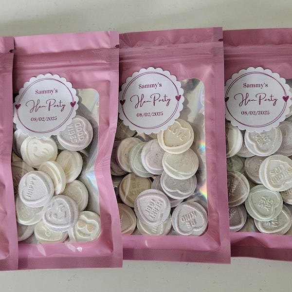 Dulces personalizados para despedidas de soltera, bolsitas de caramelos con forma de corazones.