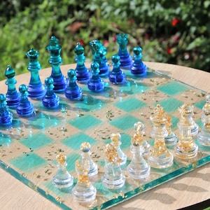 Oceaanblauwe schaakset met opbergruimte, aangepaste harsschaakset met gouden vlokken, cadeau voor hem/haar, handgemaakt luxe cadeau
