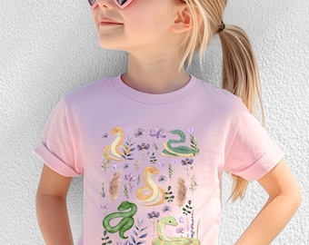 Camiseta infantil com estampa de cobra e estampa floral. Camiseta infantil com estampa de cobra. Camiseta infantil com estampa de cobra. Presentes com estampa de cobra. Camiseta infantil com estampa de cobra.