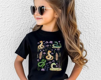 Camiseta infantil com estampa de cobra e estampa floral. Camiseta infantil com estampa de cobra. Camiseta infantil com estampa de cobra. Presentes com estampa de cobra. Camiseta infantil com estampa de cobra.