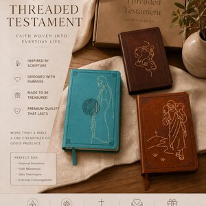 Peut inclure: Trois livres Threaded Testament en bleu sarcelle, marron et marron foncé, avec des illustrations au trait de couleur or. Les livres ont des signets en ruban assortis bleu sarcelle, marron et marron foncé. L'image montre également une boîte marron avec les mots "Threaded Testament".