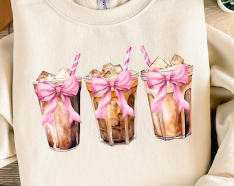 IJskoffiesweater, shirt coquette ijskoffie, cadeau ijskoffieliefhebber, koffiesweater, roze strik ijskoffie shirts, koffieweer