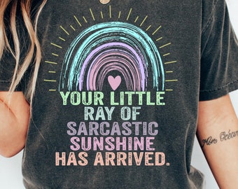 Tu pequeño rayo de sol sarcástico ha llegado camisa, camiseta sarcástica de moda, camisa de sol, camisa de mamá extraña, tu pequeño rayo