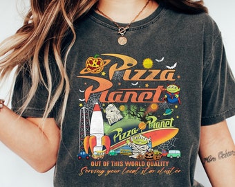 Camiseta vintage de Halloween da Pizza Planet com tema de alienígenas de Toy Story, presente para fãs de pizza da Toy Story Land da Disneylândia (WDW), camiseta de Halloween "Mickey não tão assustador".