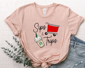 Sips and Tripsシャツ、ショッピングシャツ、お揃いのおもしろシャツ、女子旅シャツ、コーヒー好き女子シャツ、Sip It's A Girl's Tripシャツ