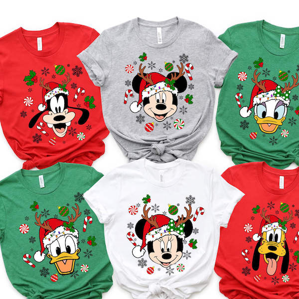 Könnte beinhalten: Sechs T-Shirts mit Weihnachtsmotiven, auf denen verschiedene Disney-Charaktere mit Weihnachtsmützen abgebildet sind. Zu den Charakteren gehören Mickey Mouse, Minnie Mouse, Donald Duck und Goofy. Die Shirts sind in verschiedenen Farben, darunter Rot, Grün, Weiß und Grau.