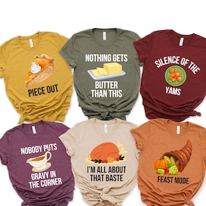 Op de afbeelding: Zes verschillende Thanksgiving-thema t-shirts met grappige spreuken. De shirts zijn in verschillende kleuren, waaronder mosterdgeel, olijfgroen, kastanjebruin, beige en oranje. De spreuken op de shirts zijn: "Piece Out", "Nothing Gets Butter Than This", "Silence of the Yams", "Nobody Puts Gravy in the Corner", "I'm All About That Baste" en "Feast Mode".