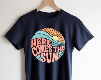 Aquí viene la camisa de sol, camisa de verano, camisa de verano retro, camisa de mar, camisa de vacaciones en la playa, traje de verano, camisa de sol, retro de los Beatles