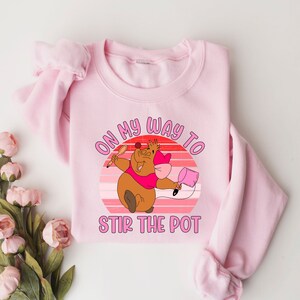 Tröja med "On My Way To Rook The Pot", komforttröja, rolig mammatröja, mammakökströja, söt björntröja, rolig djurtröja bild 2