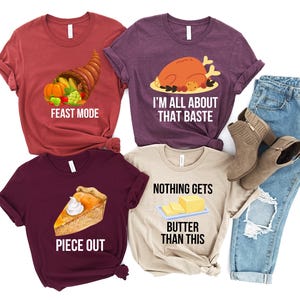 Op de afbeelding: Vier Thanksgiving-thema t-shirts met grappige spreuken. De shirts zijn in de kleuren donkerrood, paars, bordeauxrood en beige. De spreuken op de shirts zijn "Feast Mode", "I'm all about that Baste", "Piece Out" en "Nothing Gets Butter Than This".