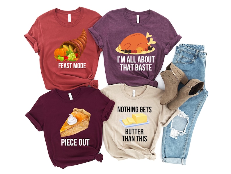 Op de afbeelding: Vier Thanksgiving-thema t-shirts met grappige spreuken. De shirts zijn in de kleuren donkerrood, paars, bordeauxrood en beige. De spreuken op de shirts zijn "Feast Mode", "I'm all about that Baste", "Piece Out" en "Nothing Gets Butter Than This".