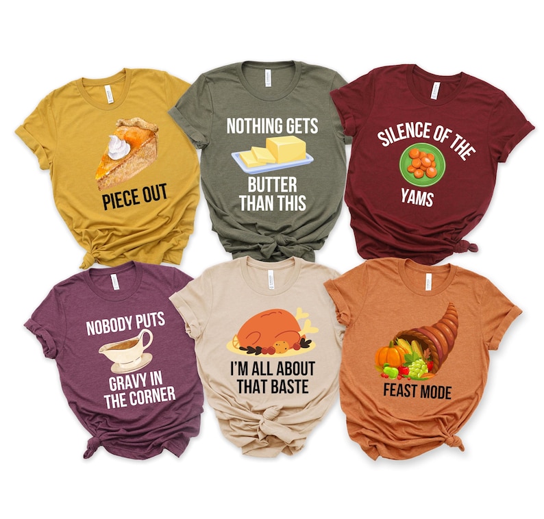 Op de afbeelding: Zes verschillende Thanksgiving-thema t-shirts met grappige spreuken. De shirts zijn in verschillende kleuren, waaronder mosterdgeel, olijfgroen, kastanjebruin, beige en oranje. De spreuken op de shirts zijn: "Piece Out", "Nothing Gets Butter Than This", "Silence of the Yams", "Nobody Puts Gravy in the Corner", "I'm All About That Baste" en "Feast Mode".