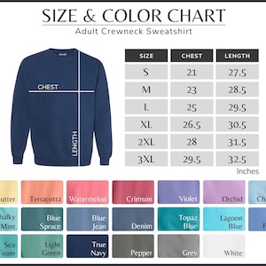 Puede incluir: Una sudadera de cuello redondo azul marino para adultos con una tabla de tallas y colores. La tabla enumera las medidas de pecho y largo en pulgadas para las tallas S a 3XL. Las muestras de color incluyen Butter, Terracota y True Navy.