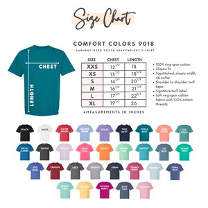 Puede incluir: Una camiseta juvenil Comfort Colors de color verde azulado con una tabla de tallas. La tabla enumera las medidas de pecho y largo en pulgadas para las tallas XXS a XL. Se muestra una paleta de colores de camisetas.