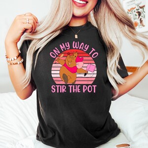Tröja med "On My Way To Rook The Pot", komforttröja, rolig mammatröja, mammakökströja, söt björntröja, rolig djurtröja bild 4