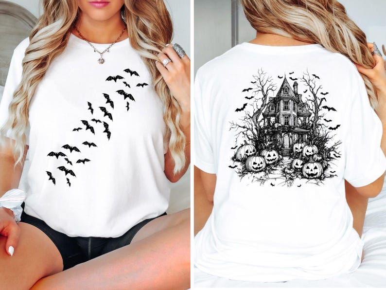 Op de afbeelding: Wit T-shirt met een zwarte afbeelding van vliegende vleermuizen aan de voorkant en een spookhuis met pompoenen aan de achterkant.