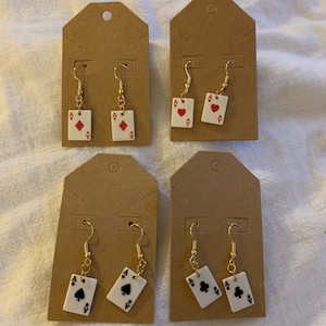 Orecchini e collane con carte da gioco