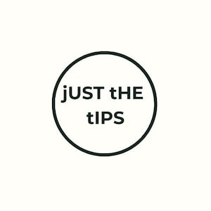 Pode incluir: Gráfico circular verde escuro com o texto branco "JUST the tIPS". O texto está em negrito, sem serifa. O gráfico está sobre um fundo creme.
