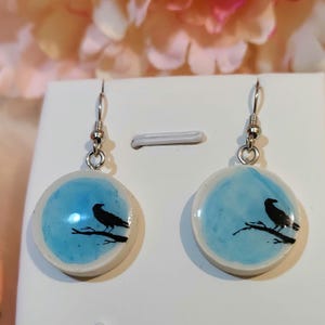 Boucles d'oreilles pendantes en forme de corbeau peintes en argile polymère