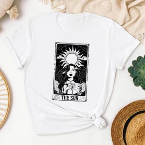Camiseta con la carta del Tarot del Sol, camiseta gráfica vintage en blanco y negro, camiseta bohemia espiritual, camiseta con ilustración del Tarot, camiseta mística de moda para mujer