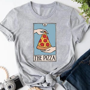 Camiseta gráfica de pizza Tarot, camiseta divertida de pizza, camiseta para amantes de la pizza, diseño de cartas del tarot, camiseta genial con una porción de pizza, camiseta de comida única, camiseta informal