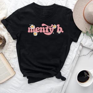 Camiseta gráfica vintage Daisy, camiseta com estampa floral retrô, camiseta gráfica preta da moda, vestuário estético de verão para mulheres, design fofo Daisy