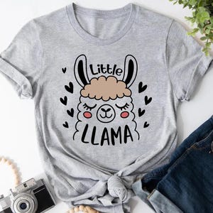Camiseta de Llama Pequeña con un Lindo Diseño Gráfico de Llama, Divertida y Adorable Camiseta para Amantes de los Animales, Perfecta para Ropa Casual y Fanáticos de las Llamas.