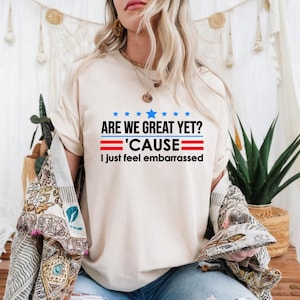 T-shirt Are We Great Yet, T-shirt avec citation embarrassée, T-shirt avec déclaration politique amusante, T-shirt graphique rouge blanc bleu, T-shirt avec citation sarcastique, États-Unis