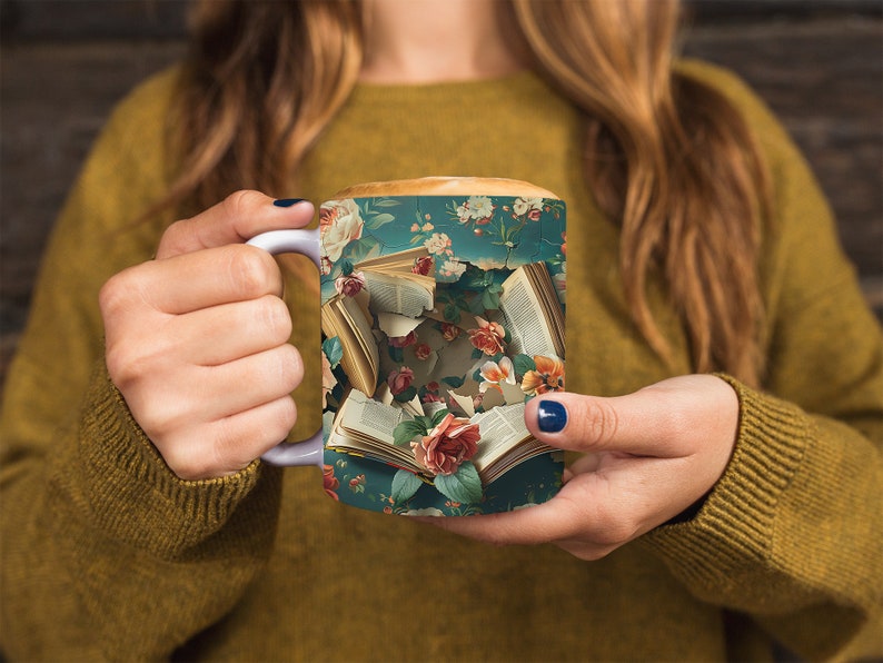K&ouml;nnte beinhalten: Eine wei&szlig;e Keramiktasse mit einem Blumendesign, das einen Strau&szlig; aus rosa und roten Rosen und gr&uuml;nen Bl&auml;ttern zeigt. Die Tasse ist mit einer braunen Fl&uuml;ssigkeit gef&uuml;llt und hat einen Henkel auf der linken Seite. Die Tasse ist mit einem Bild von ge&ouml;ffneten B&uuml;chern verziert, deren Seiten in der Luft zu schweben scheinen.
