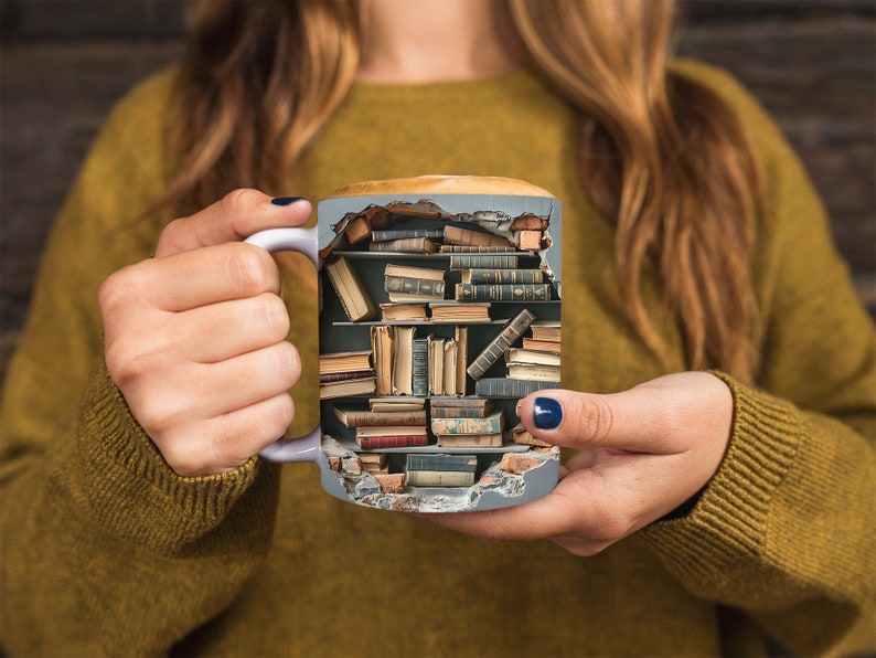 K&ouml;nnte beinhalten: Eine wei&szlig;e Keramiktasse mit einem Design eines B&uuml;cherregals, das mit alten B&uuml;chern gef&uuml;llt ist, die aus der Seite herausbrechen. Die Tasse wird von den H&auml;nden einer Person gehalten.